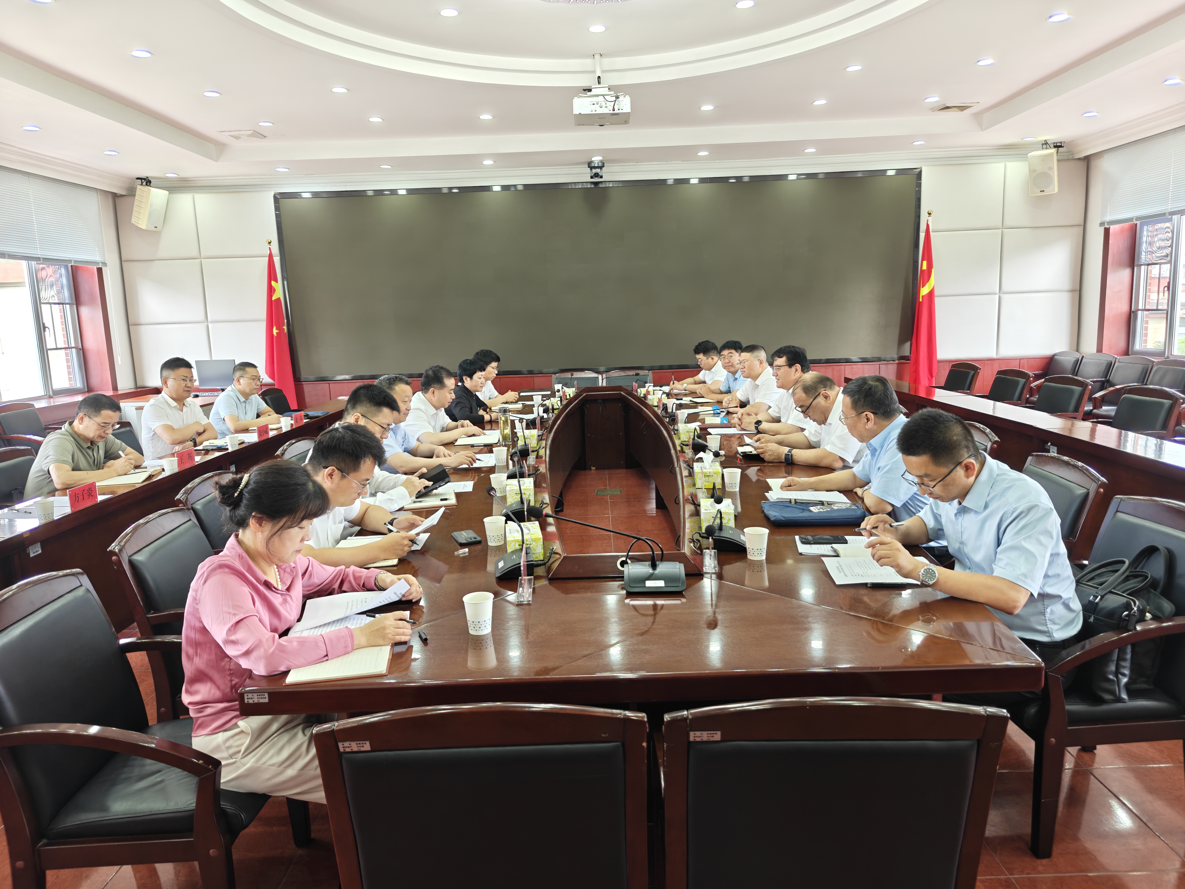吐鲁番市人大常委会主任买买提·沙吾提...
