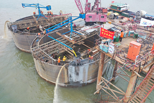 南阳湘江特大桥:31号墩双壁钢围堰井壁混凝土完成浇筑