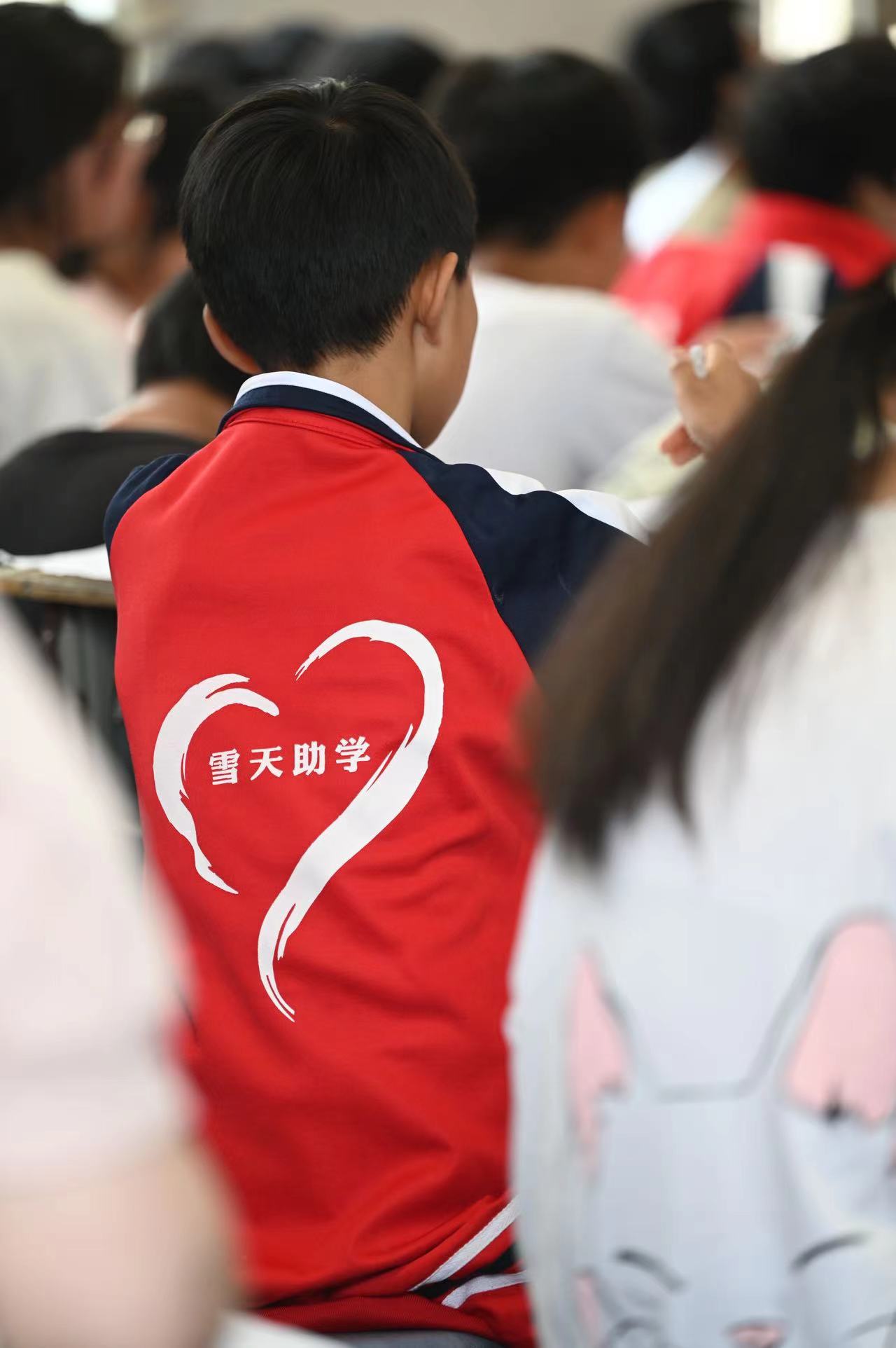 轻盐集团雪天爱心校服志愿活动走进新化县天门乡中心学校