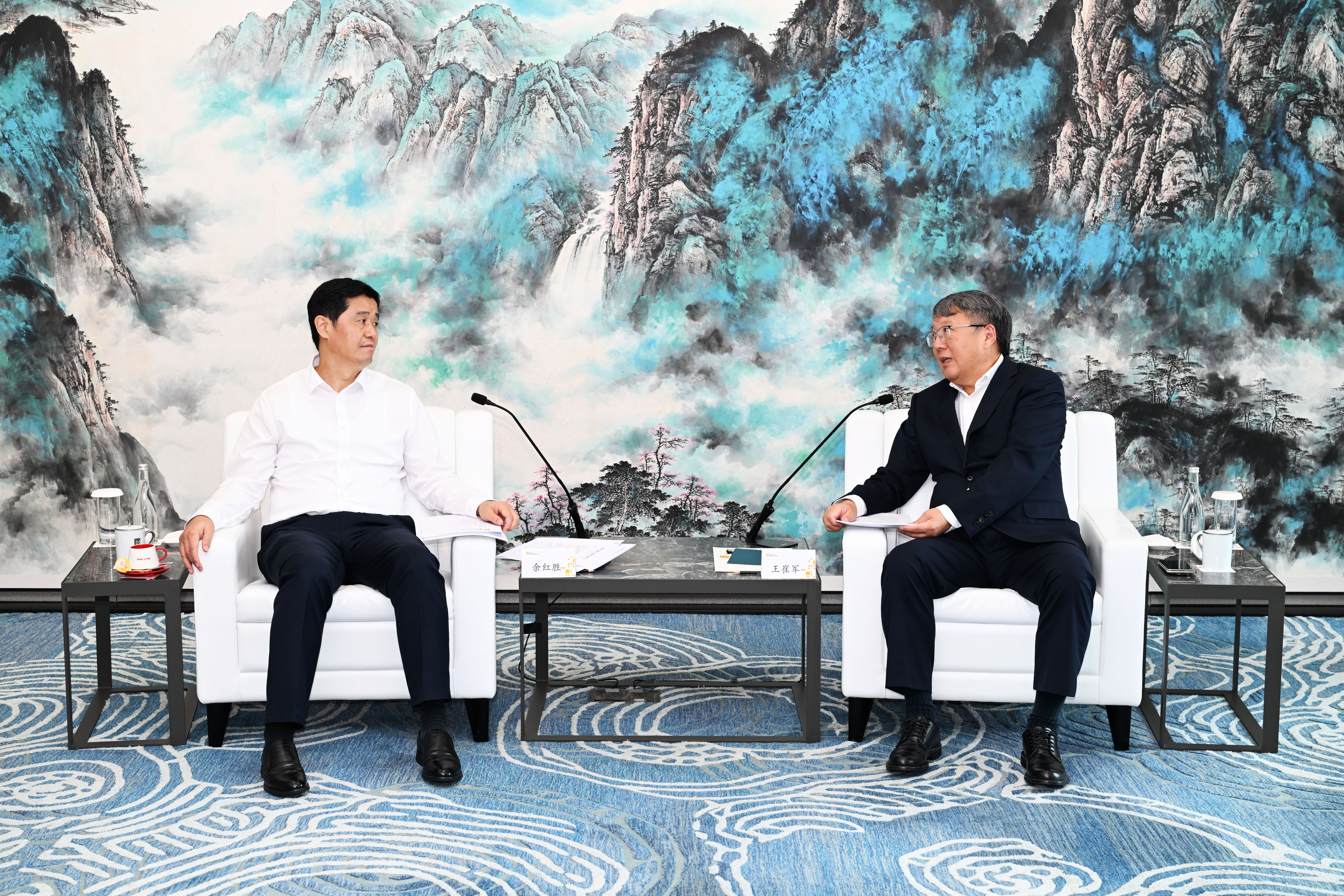 余红胜在深圳与华润集团举行工作会谈